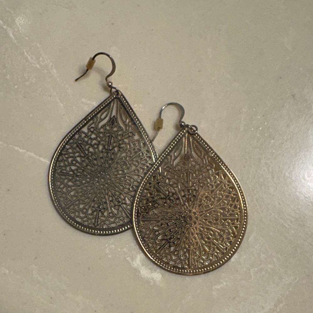Elegant Teardrop Filigree Earrings
